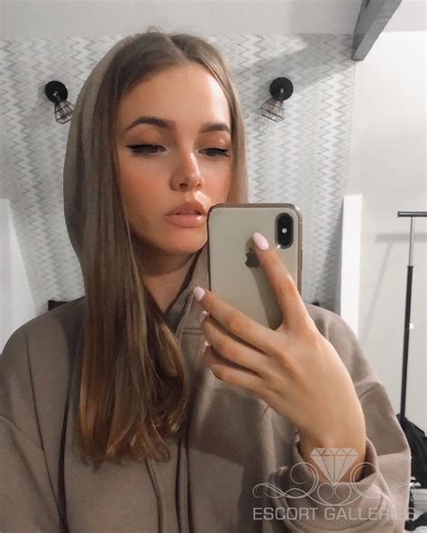 Miana (19) Fetish Teen Escort Babe Page (Berlin) 